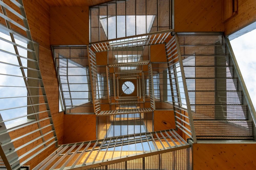 Vindeltrapp  funksjonelt blikkfang i moderne bygg