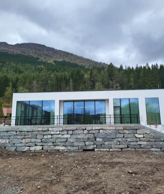 Glassrekkverk stad  moderne tryggleik ved kysten